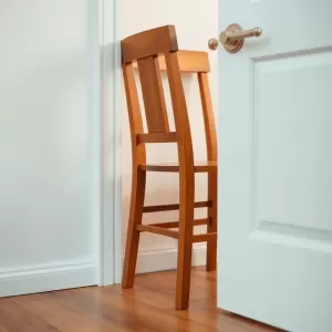 Jak zablokować drzwi krzesłem