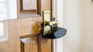Jak zablokować klamkę w drzwiach