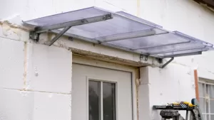 Montaż daszku nad drzwiami na styropianie