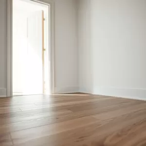 Jak układać panele względem drzwi